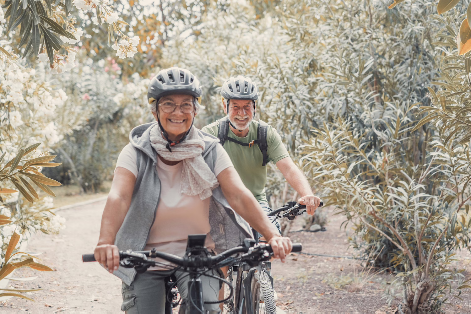 Rückenfreundliche Sportarten wie Radfahren entlasten die Gelenke